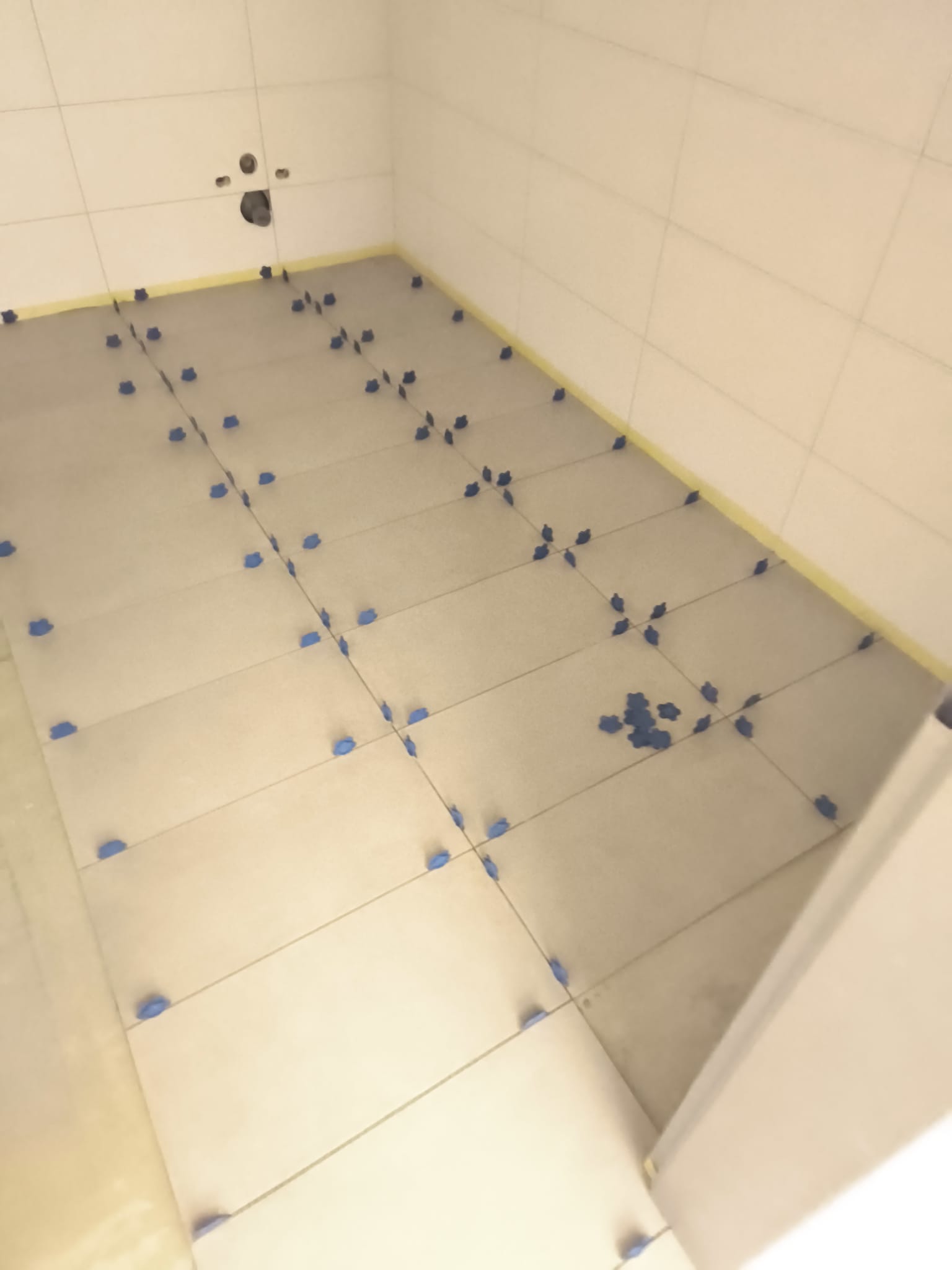 Moderne Badsanierung mit hochwertigen Fliesen und Armaturen - EuDo Projektbau Reutlingen